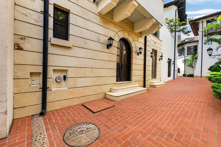 16 Calle La Ronda — Renovated 3BR Home Steps from Playa Danta